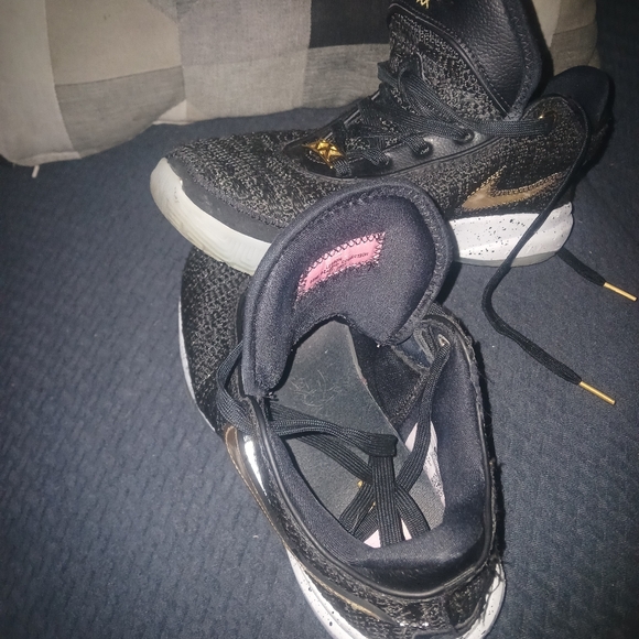 Nike LeBron 20Black Metallic Gold - Picture 6 of 6